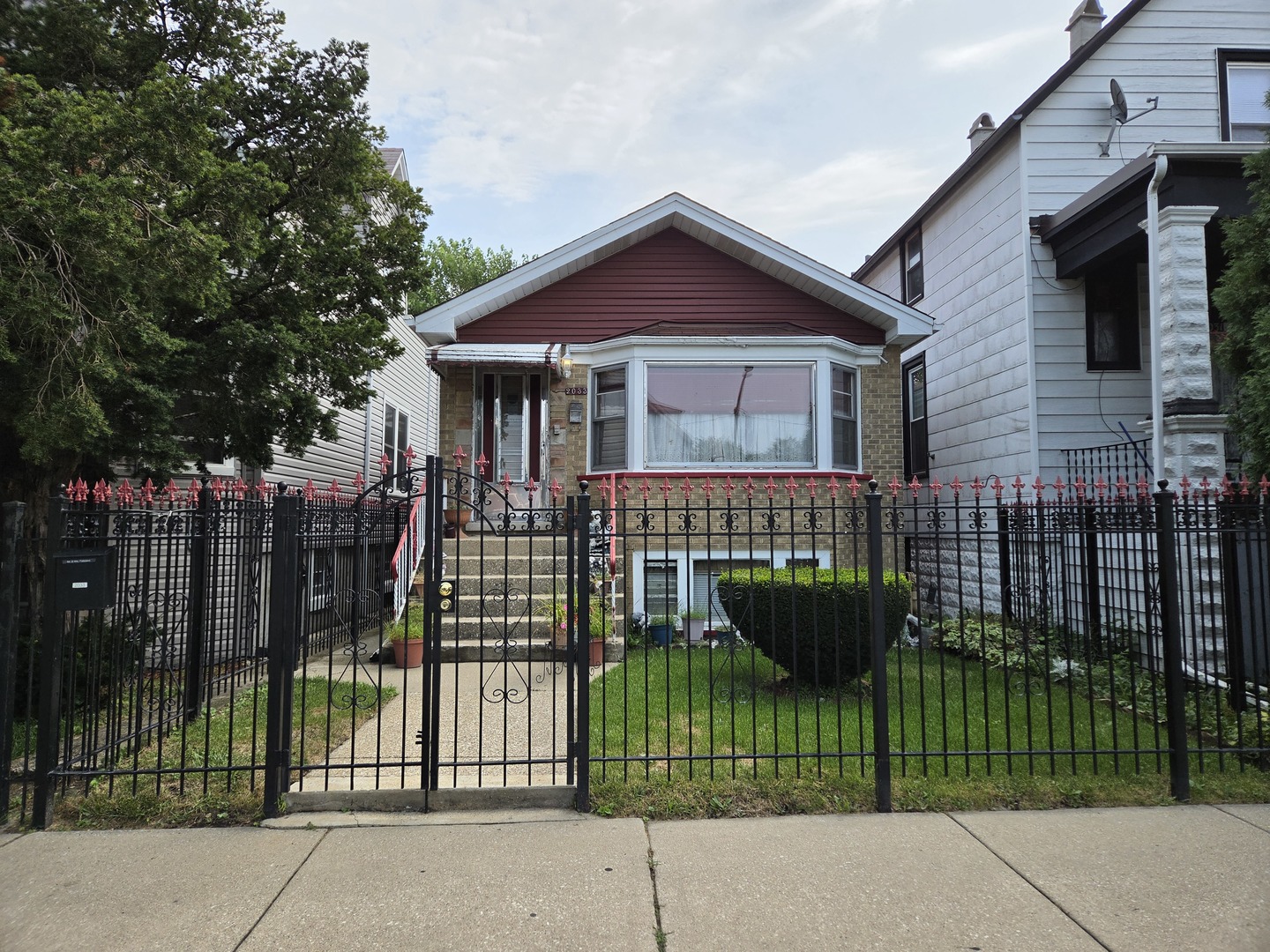 2033 N La Crosse Avenue Property Photo 1