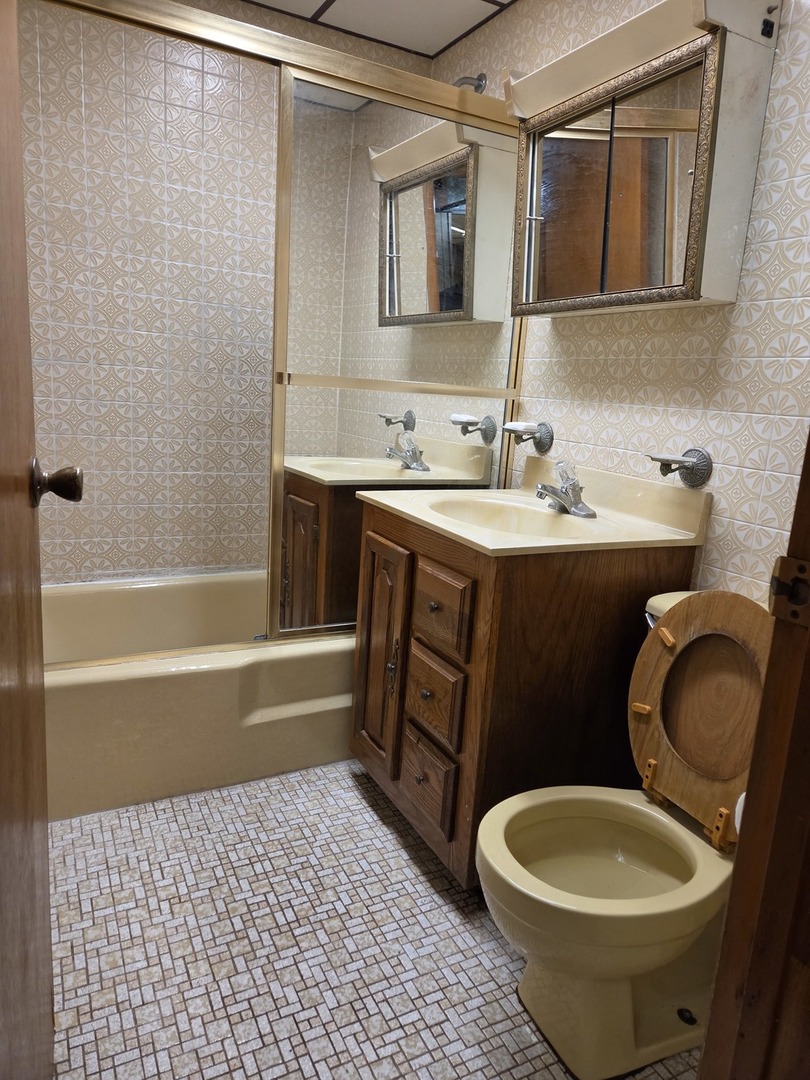 2033 N La Crosse Avenue Property Photo 18