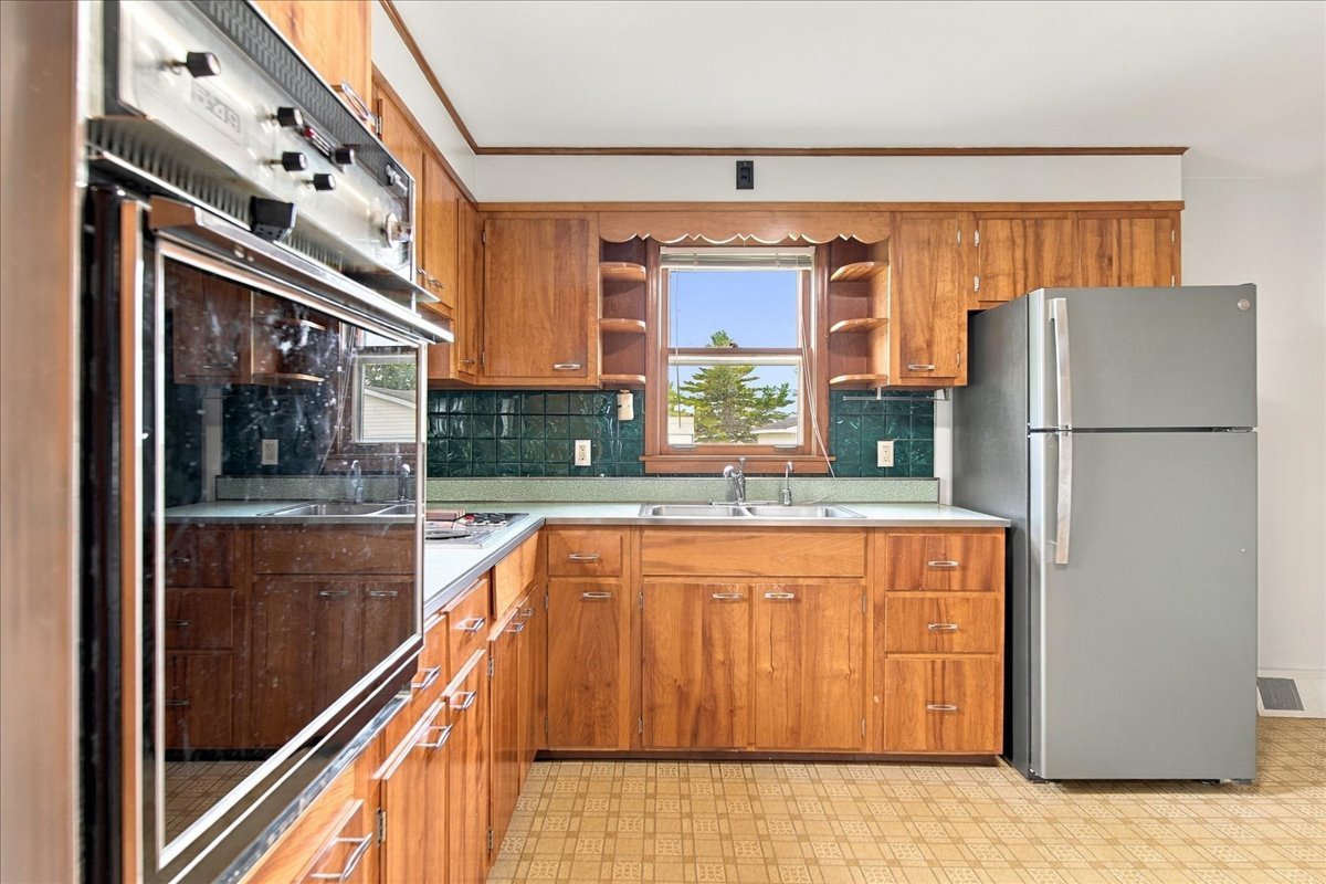 310 E Dixon Street Property Photo 7