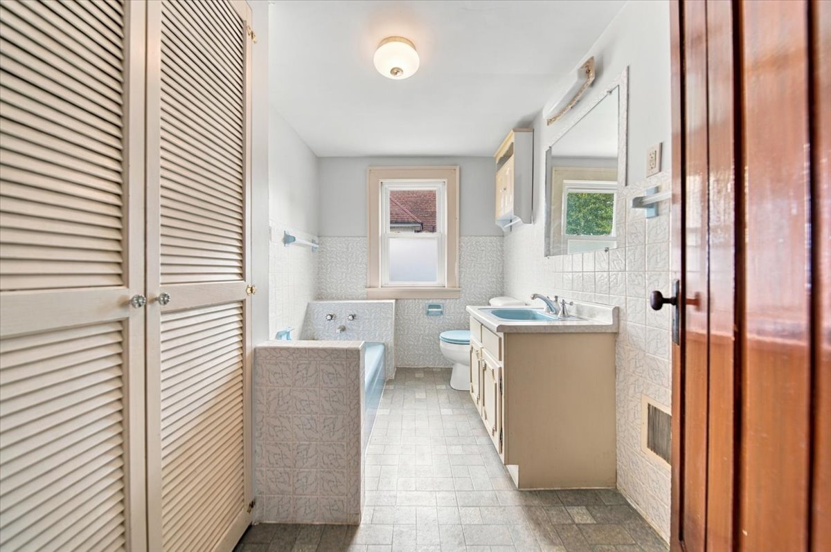 310 E Dixon Street Property Photo 18