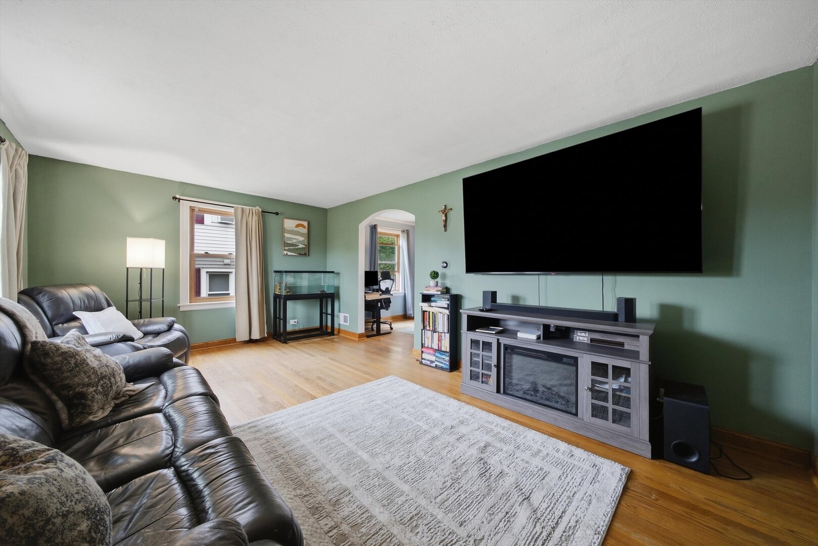 8716 S Richmond Avenue Property Photo 3