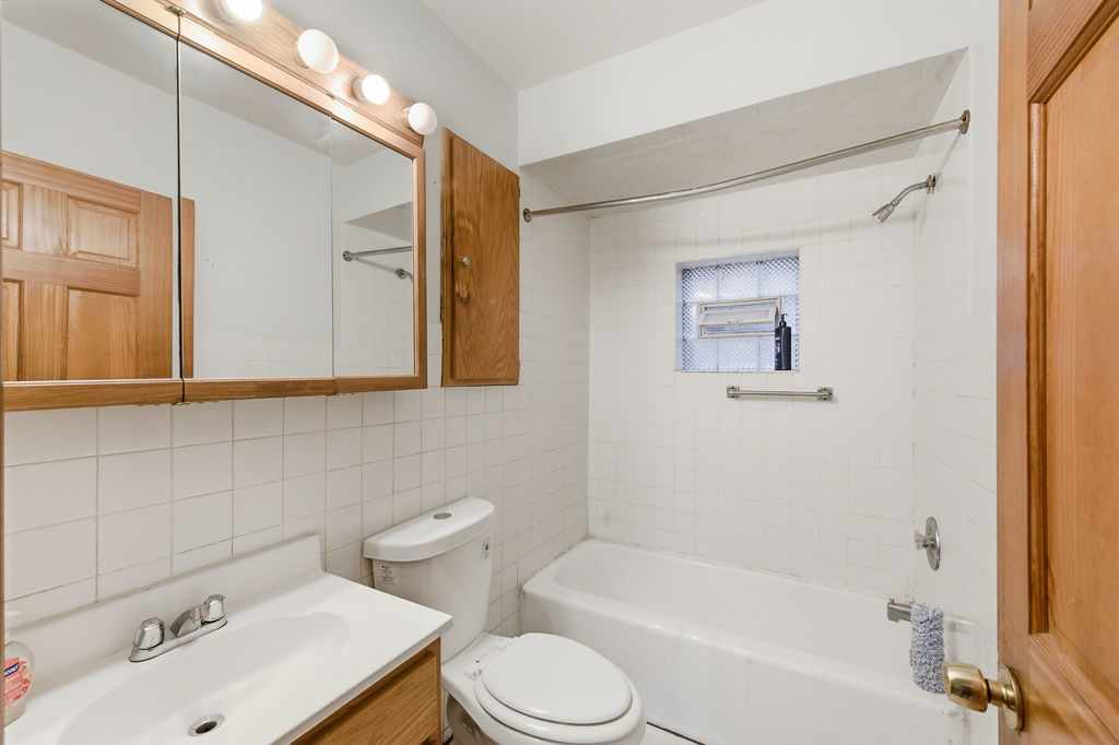9655 S Commercial Avenue Property Photo 6
