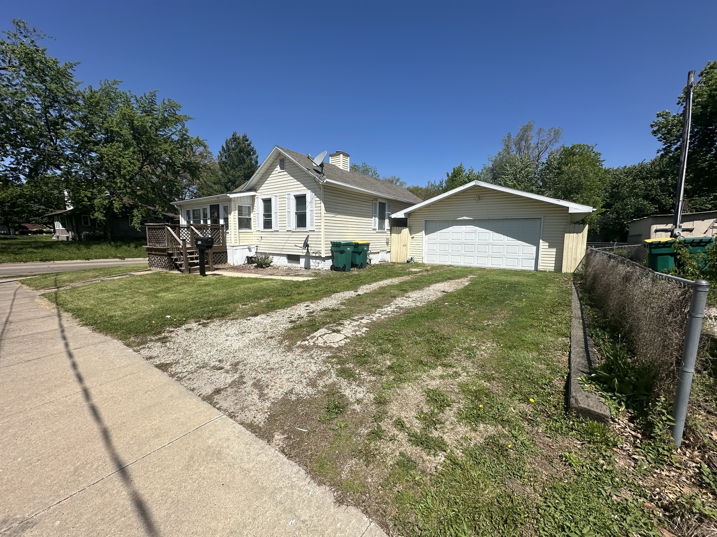 102 E GROVE Street Property Photo 1