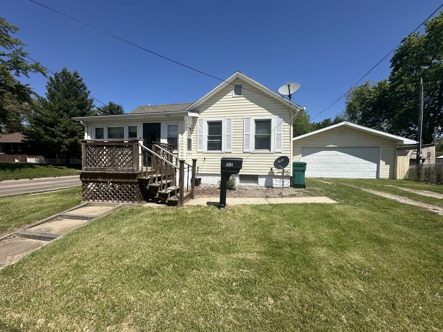 102 E Grove Street Property Photo 2