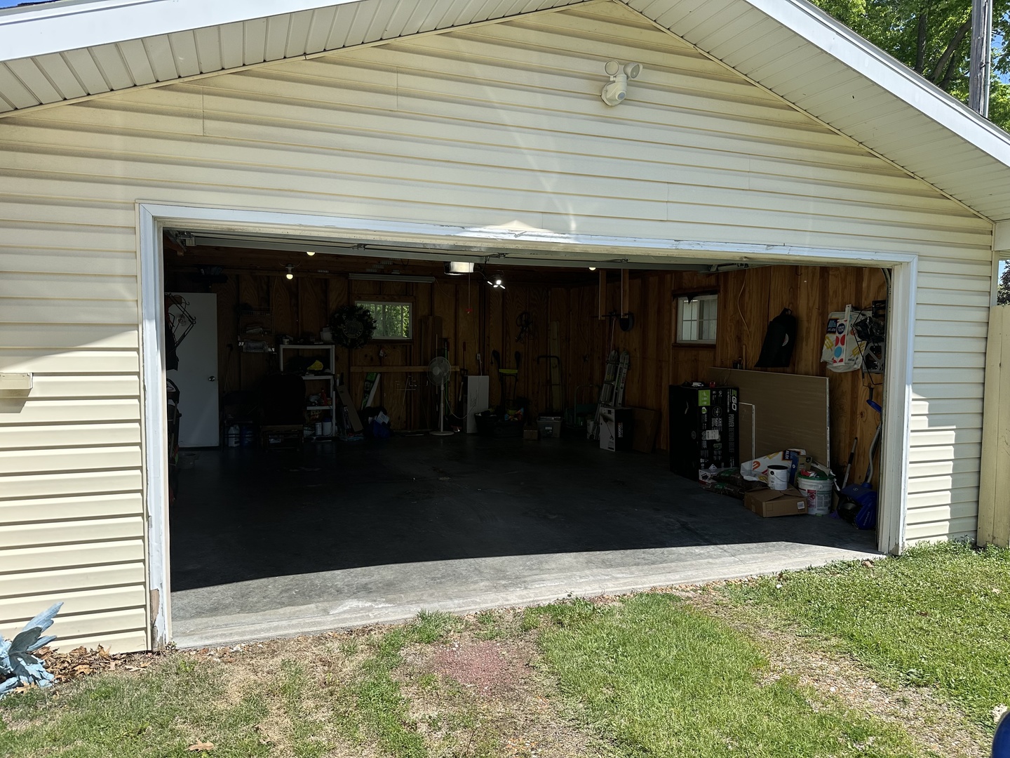 102 E Grove Street Property Photo 6