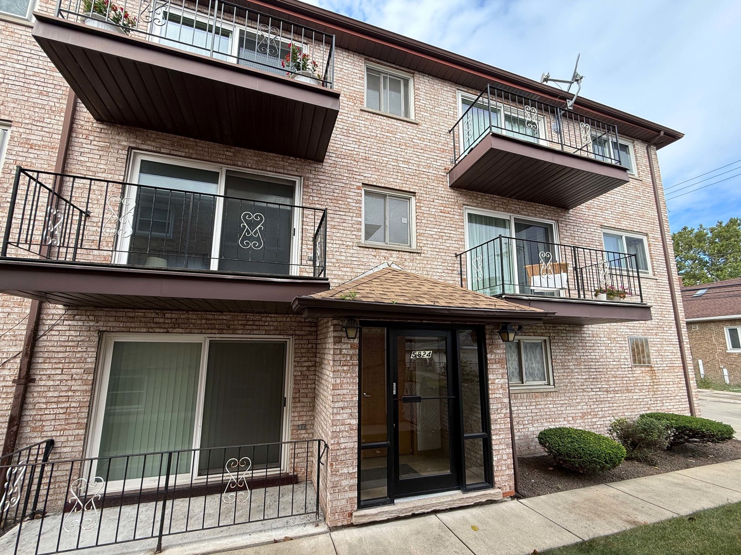 5824 S Archer Avenue 2b Property Photo 2