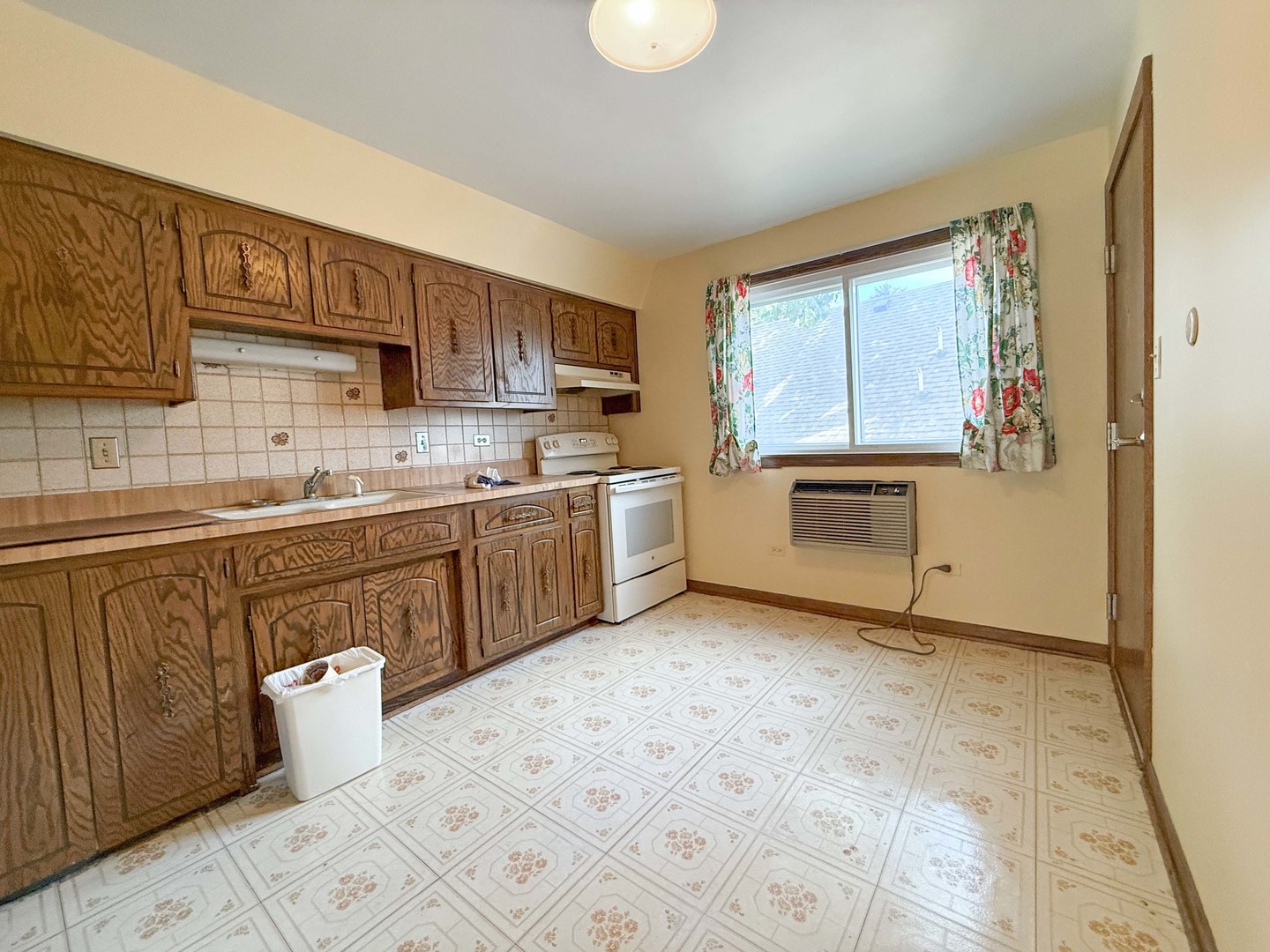 5824 S Archer Avenue 2b Property Photo 4