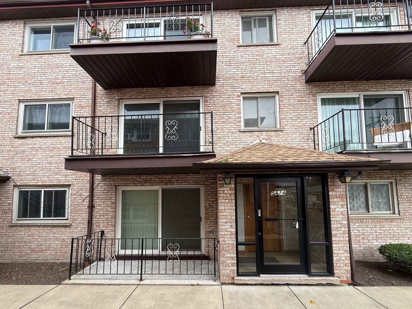 5824 S Archer Avenue 2b Property Photo 18