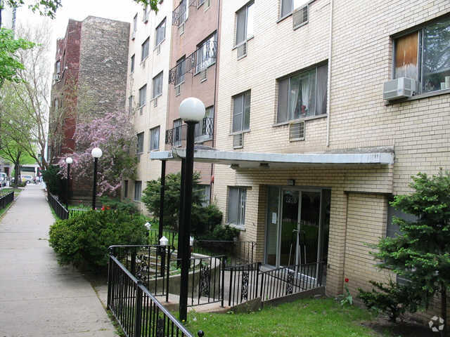 2828 N Cambridge Avenue 401 Property Photo 1