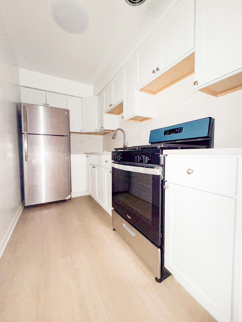 2828 N Cambridge Avenue 401 Property Photo 2