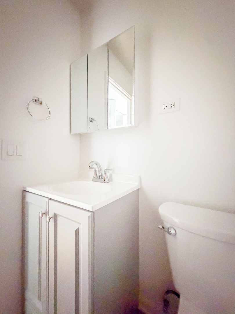 2828 N Cambridge Avenue 401 Property Photo 6