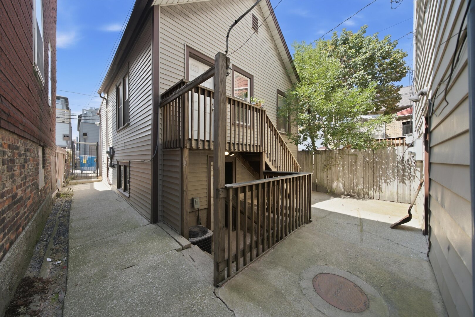 2418 N Western Avenue Property Photo 3