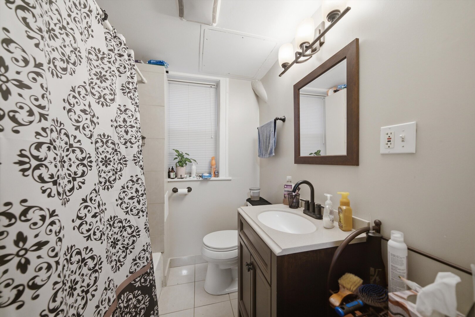 2418 N Western Avenue Property Photo 8