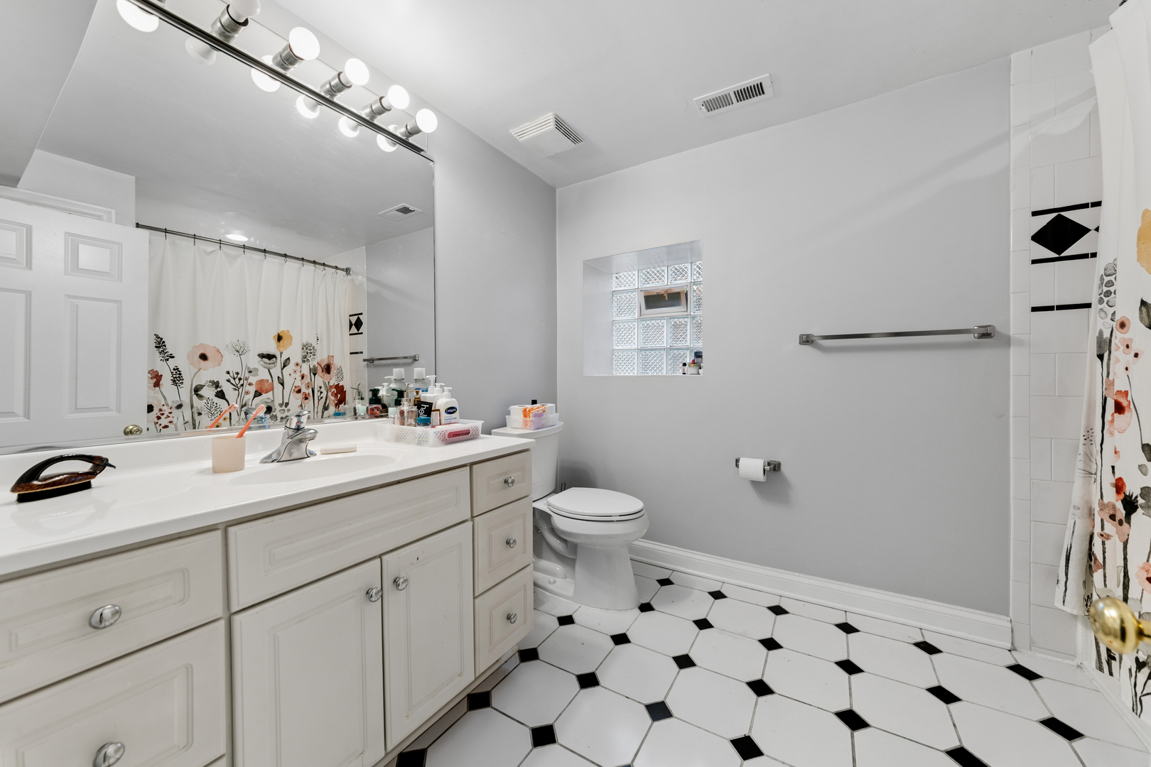 1723 W Foster Avenue Property Photo 10