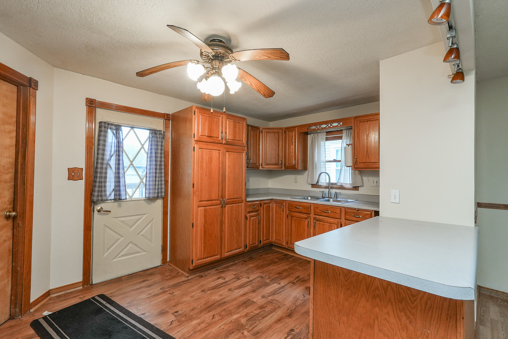 136 N Oak Street Property Photo 3