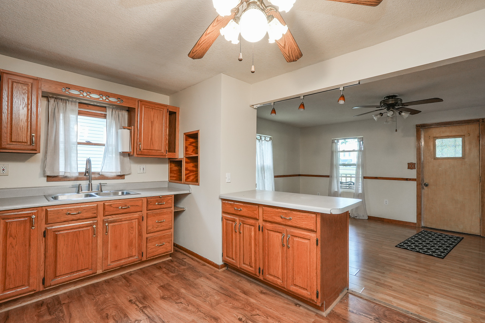 136 N Oak Street Property Photo 4
