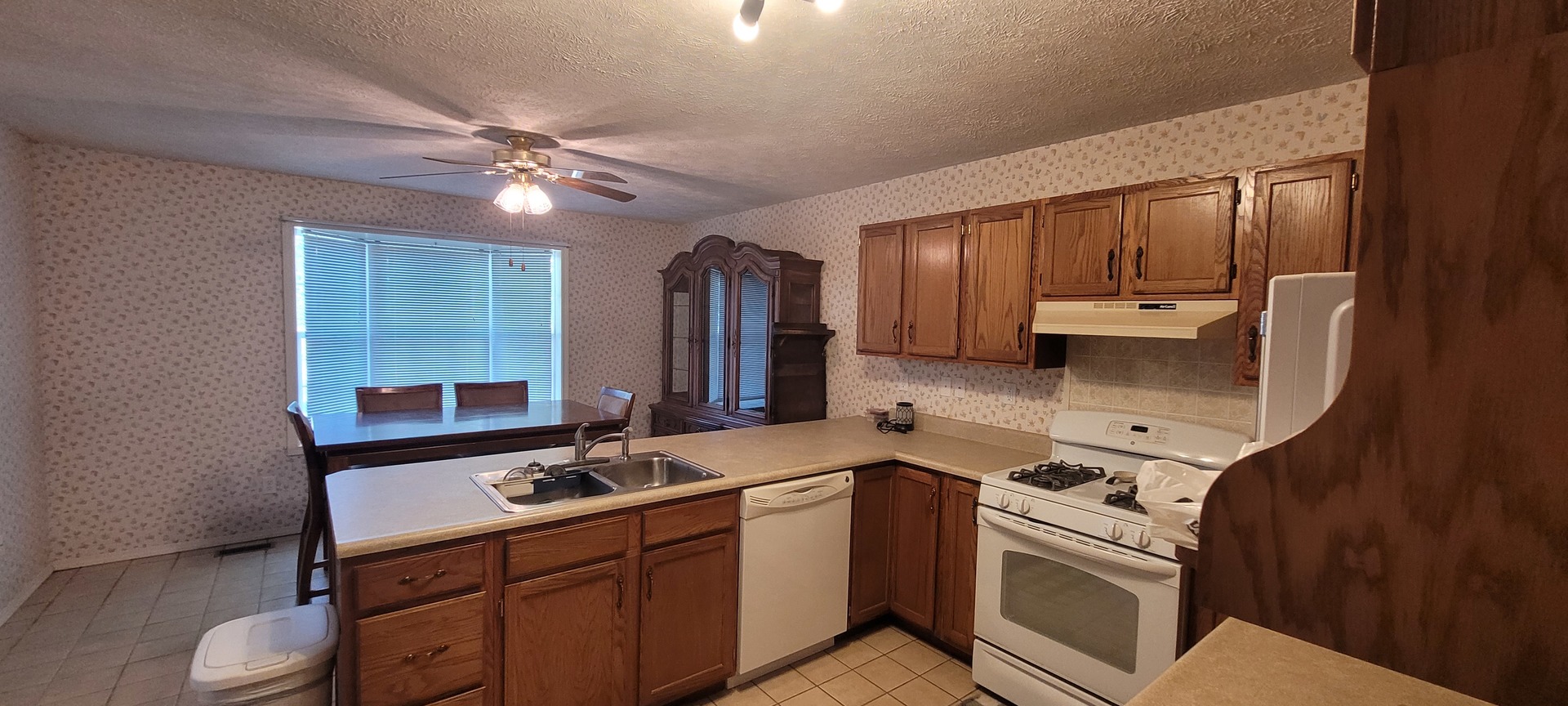 1314 Wilshire Drive Property Photo 5