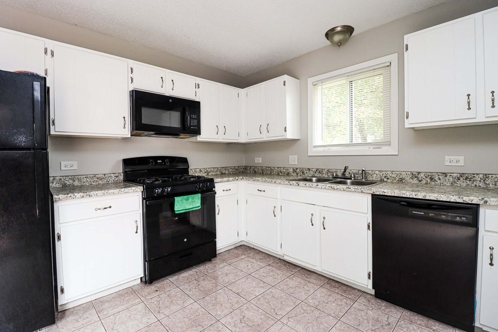 3010 Long Grove Court Property Photo 4