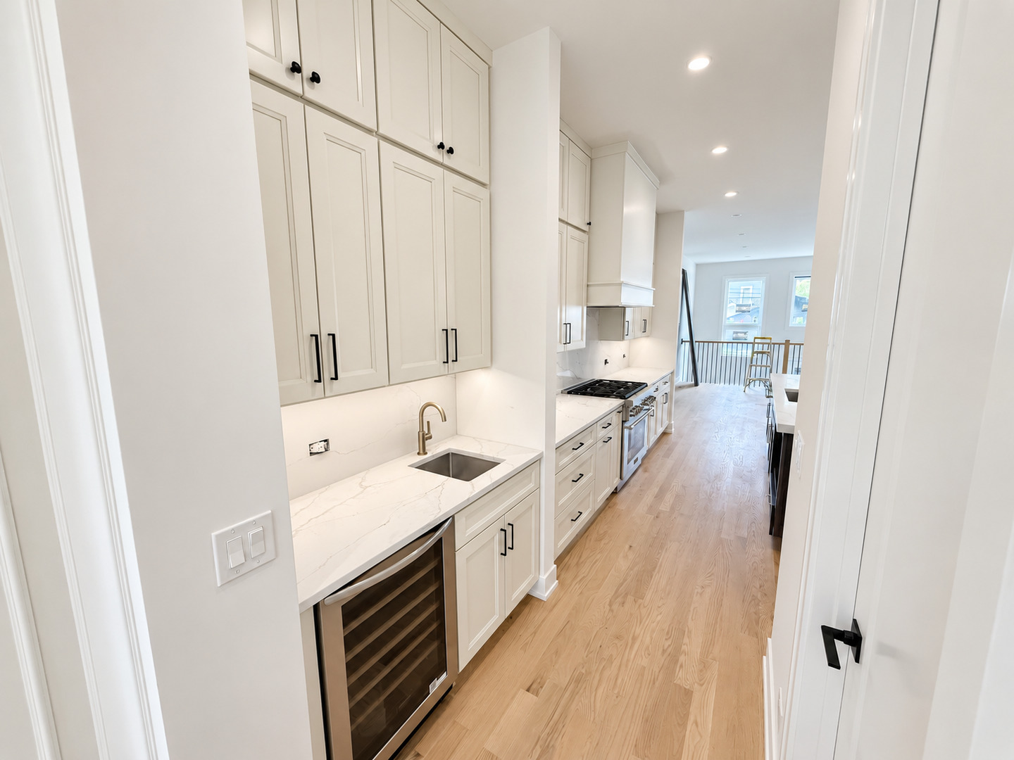 6732 N Oxford Avenue Property Photo 8