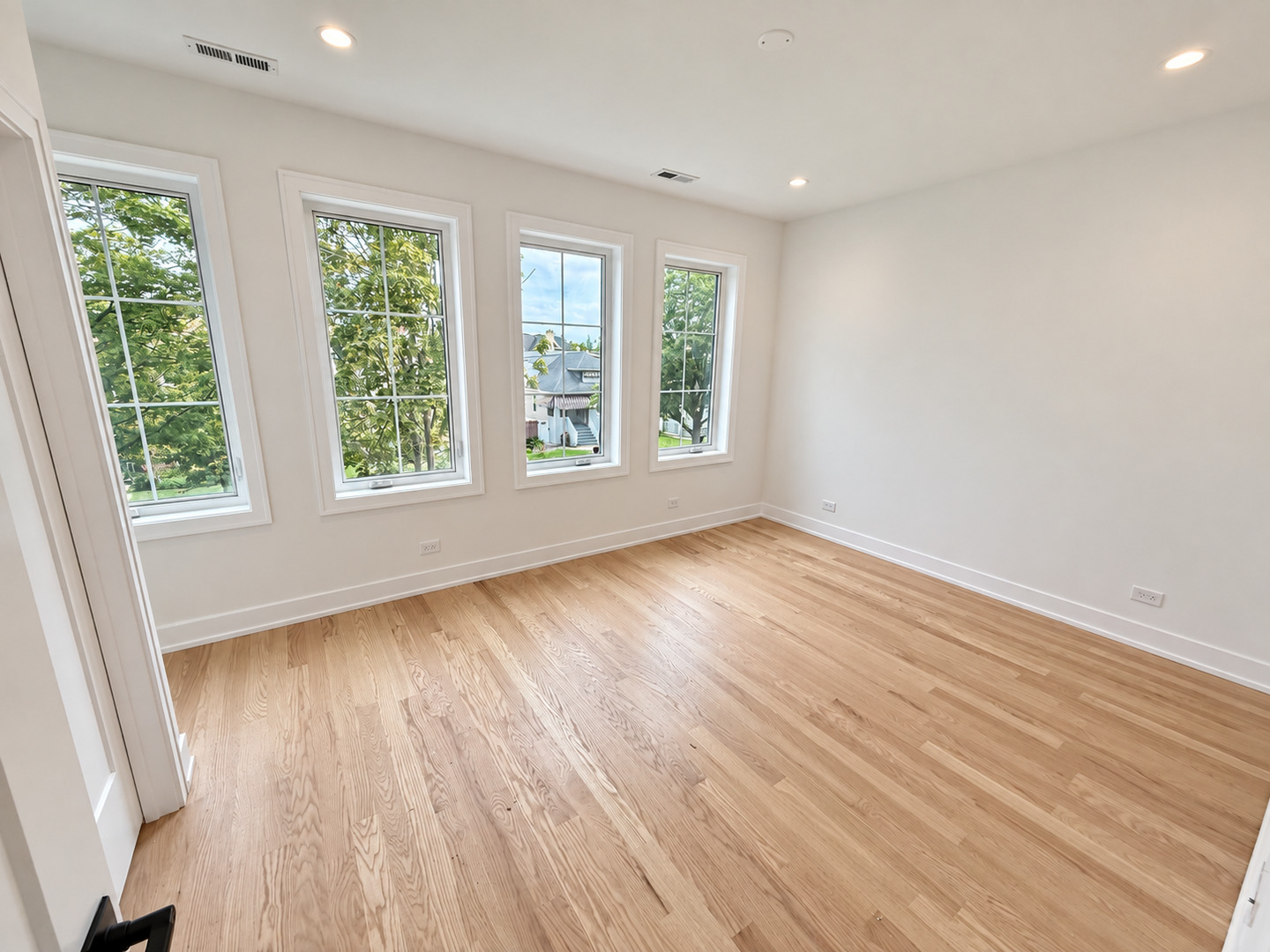 6732 N Oxford Avenue Property Photo 16