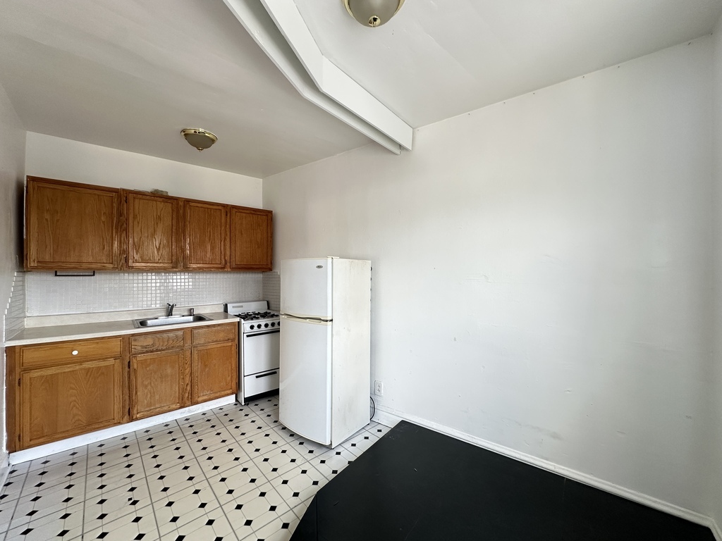 2432 N Linden Place 308 Property Photo 3