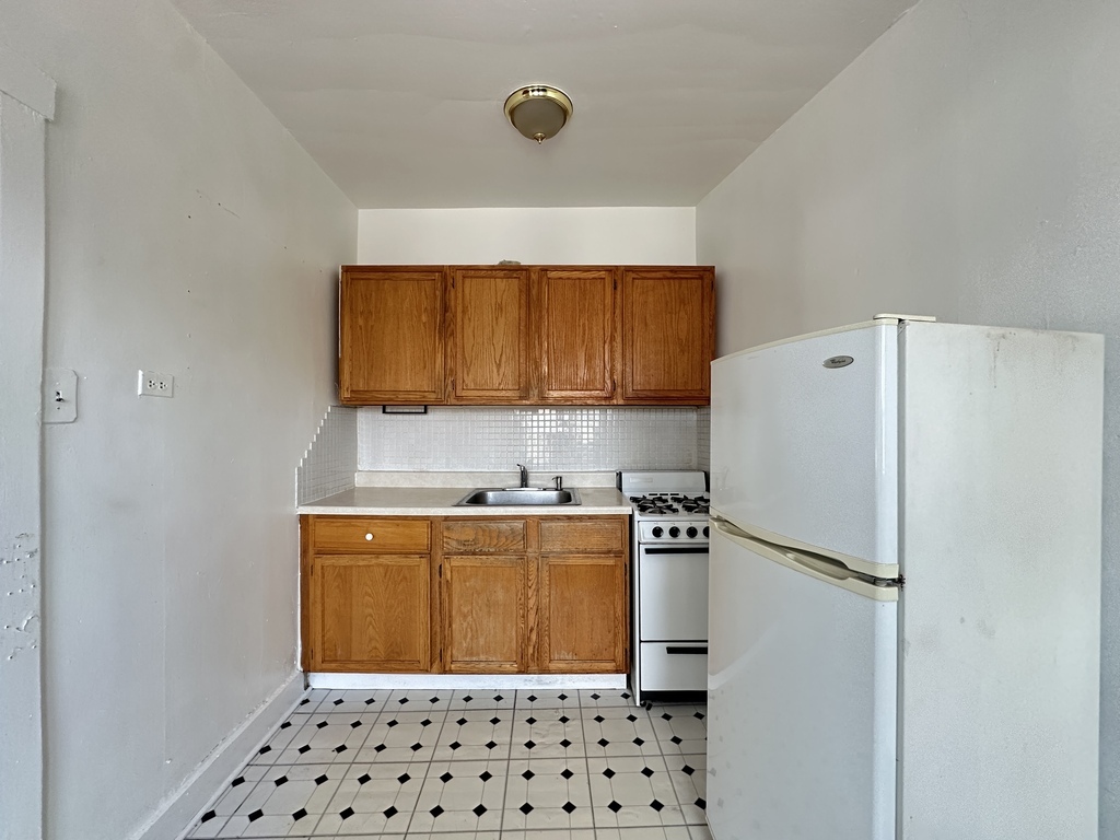 2432 N Linden Place 308 Property Photo 4