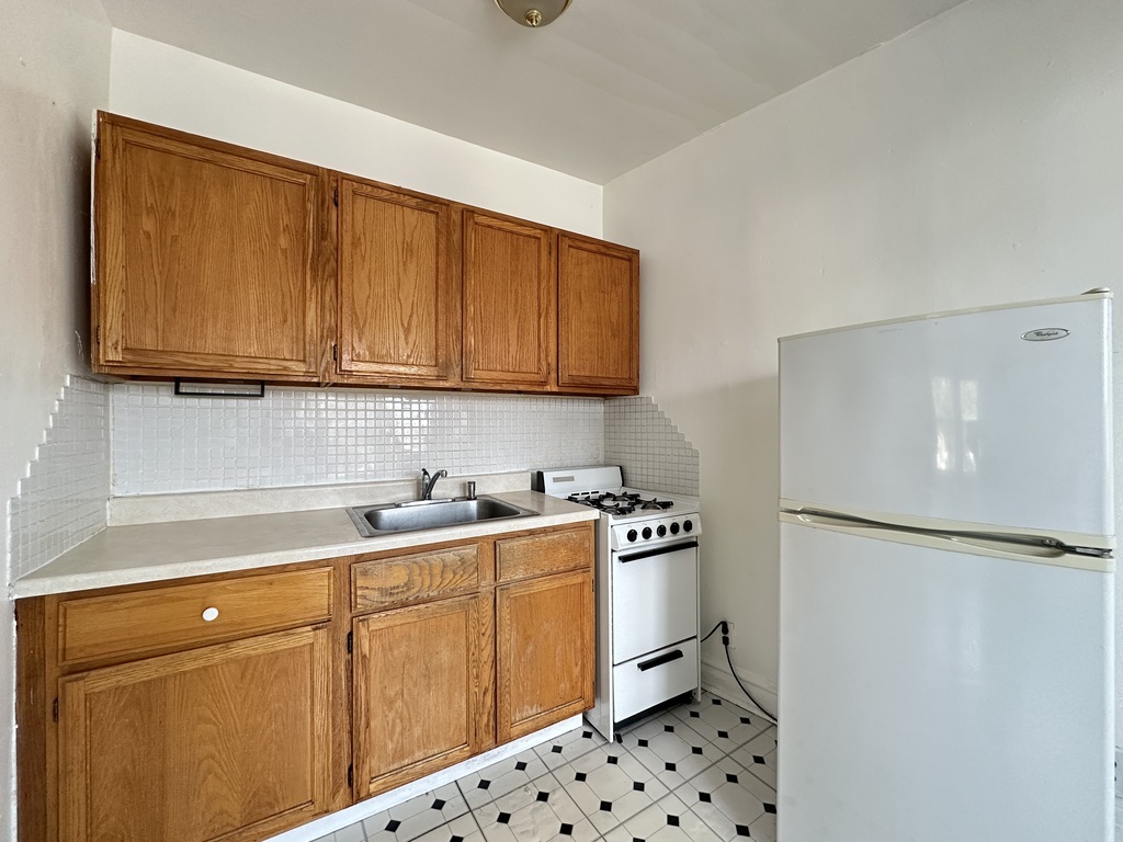 2432 N Linden Place 308 Property Photo 5