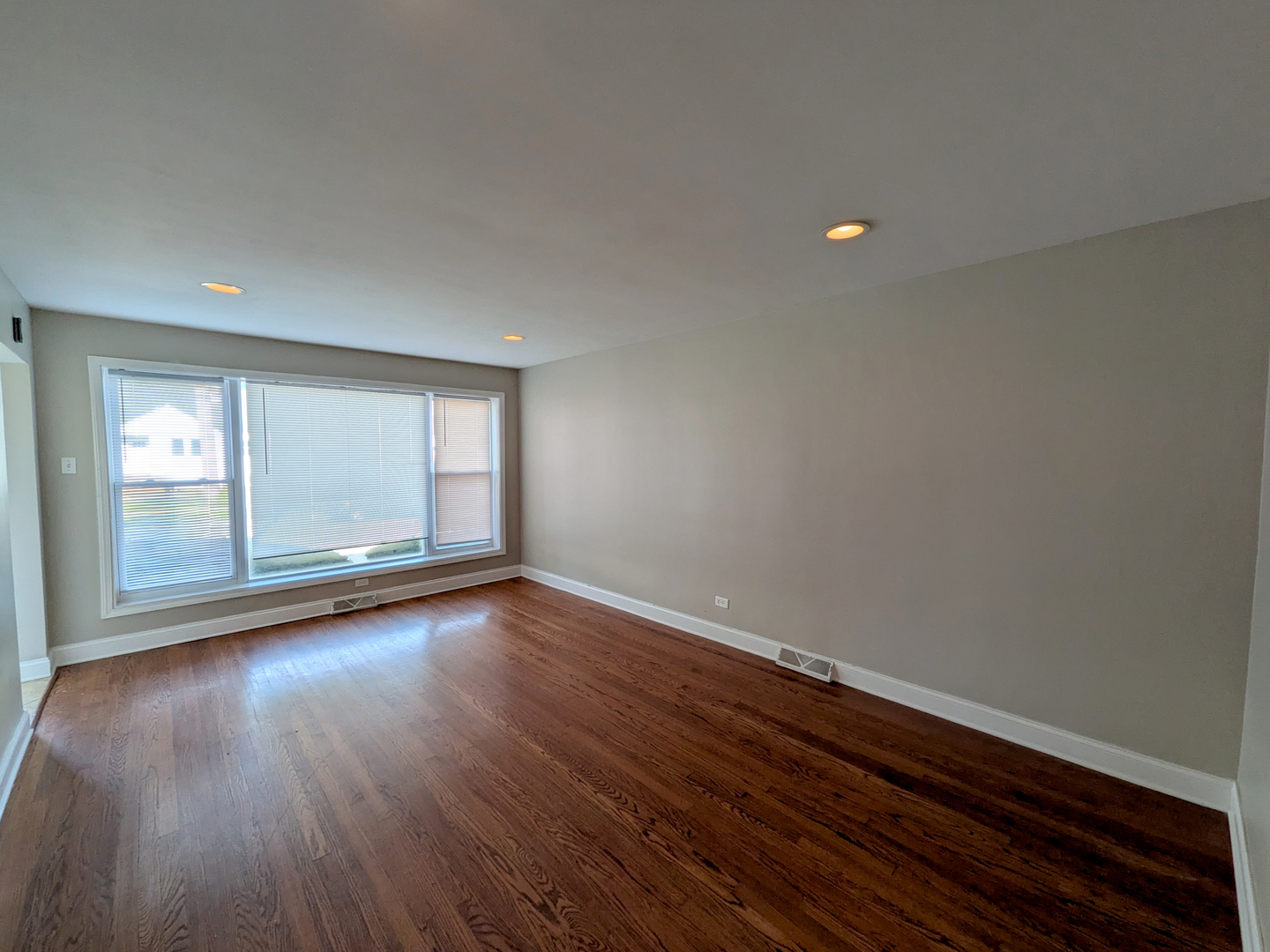 8825 S California Avenue Property Photo 3