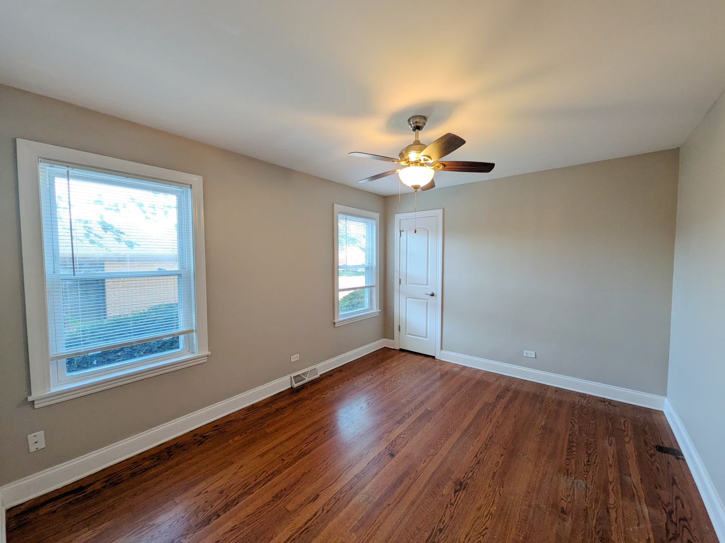 8825 S California Avenue Property Photo 4