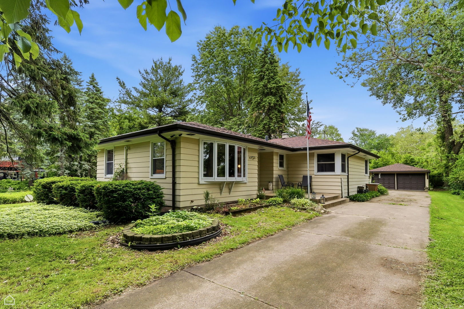 14721 Lakeside Avenue Property Photo 1