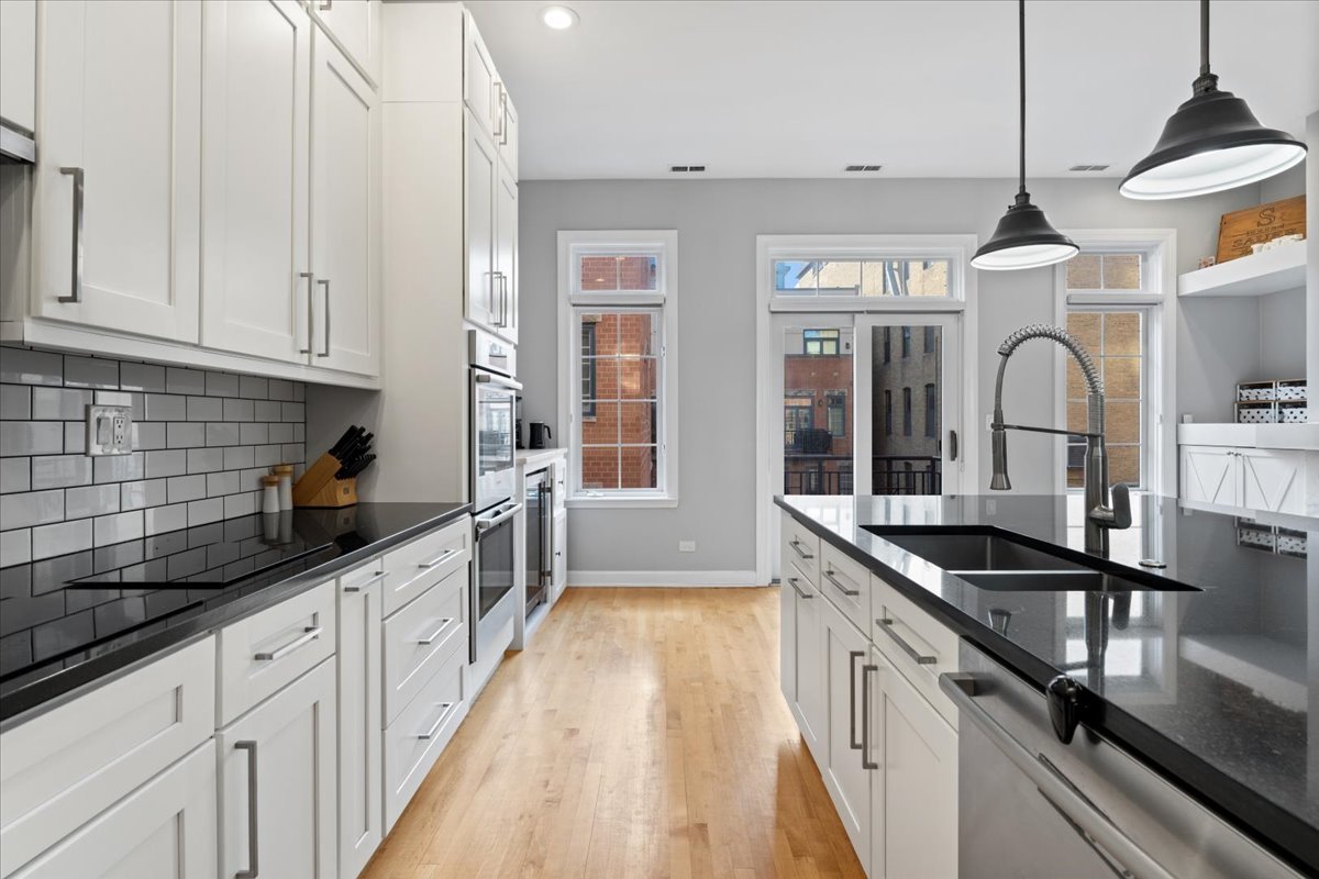 363 W Superior Street B Property Photo 10