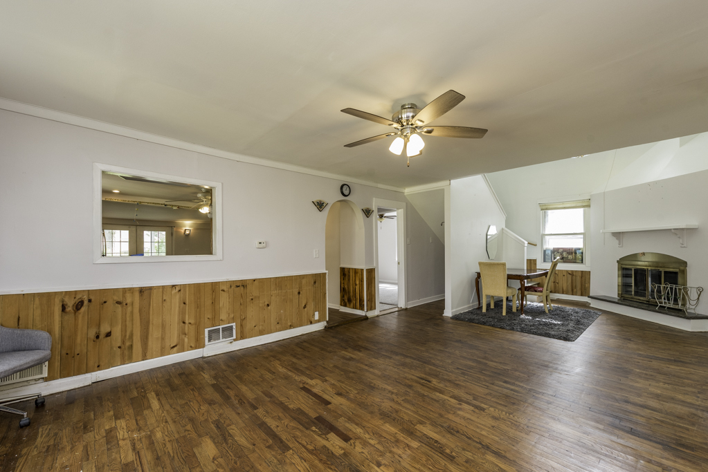 33827 N Oak Street Property Photo 6