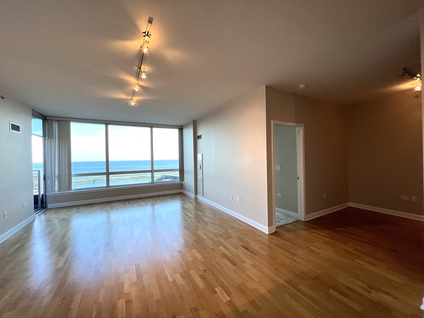 1901 S Calumet Avenue 2602 Property Photo 4