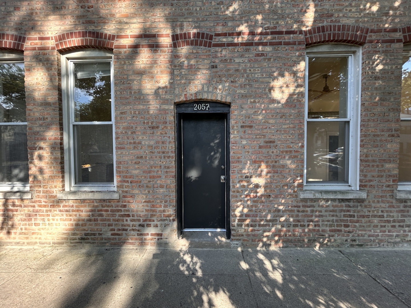 2057 W Roscoe Street 1R Property Photo 1