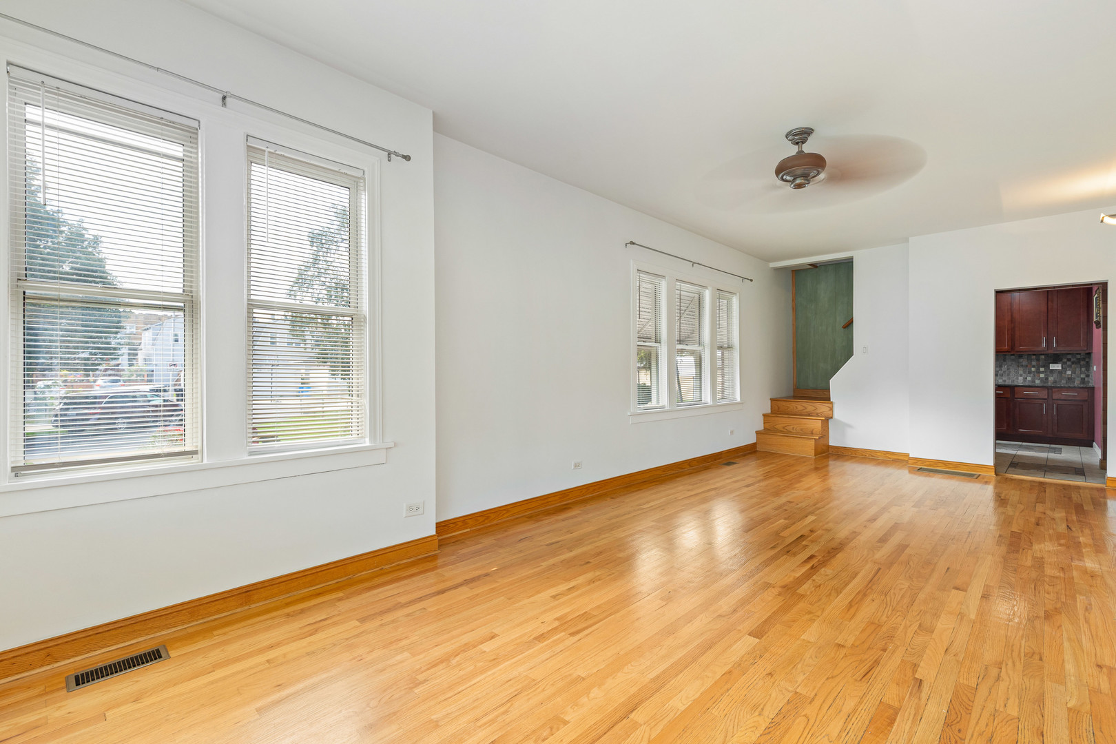 5306 N Lynch Avenue Property Photo 3
