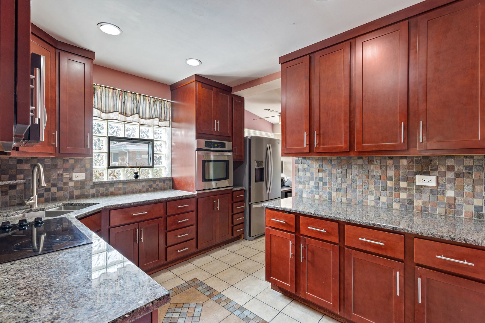 5306 N Lynch Avenue Property Photo 6
