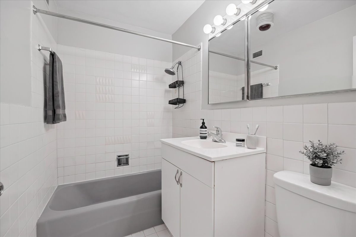 555 W Cornelia Avenue 501 Property Photo 11