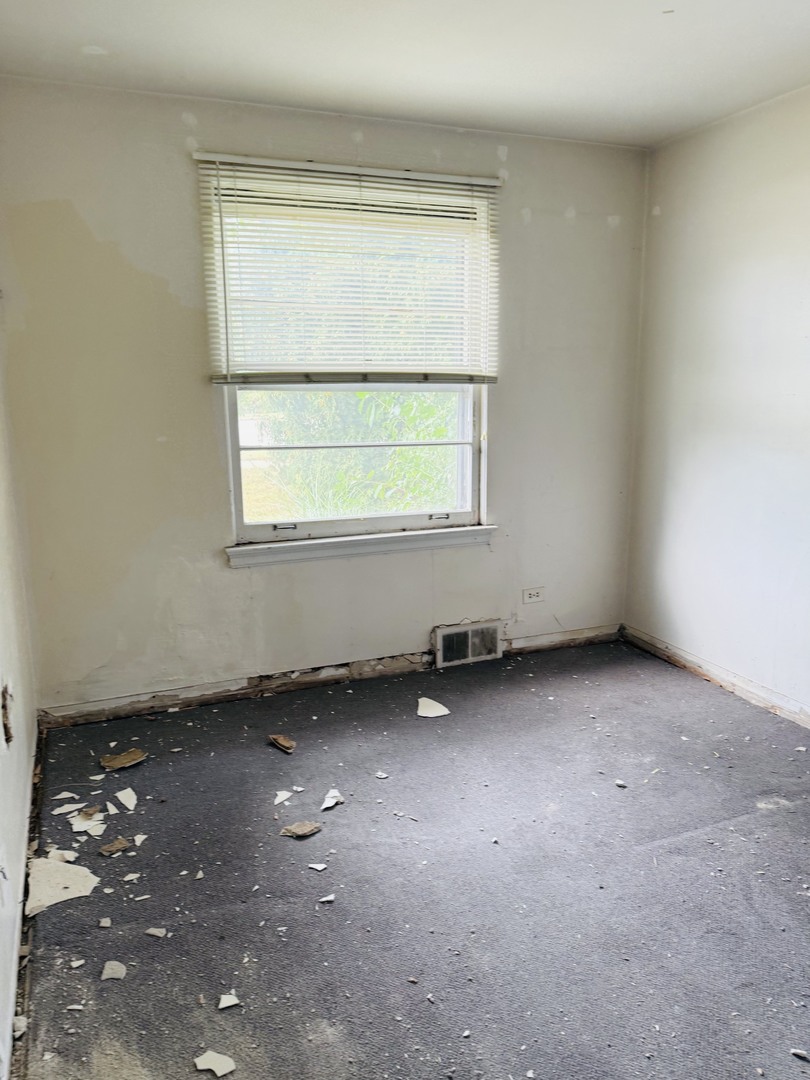 1n649 Main Street Property Photo 6