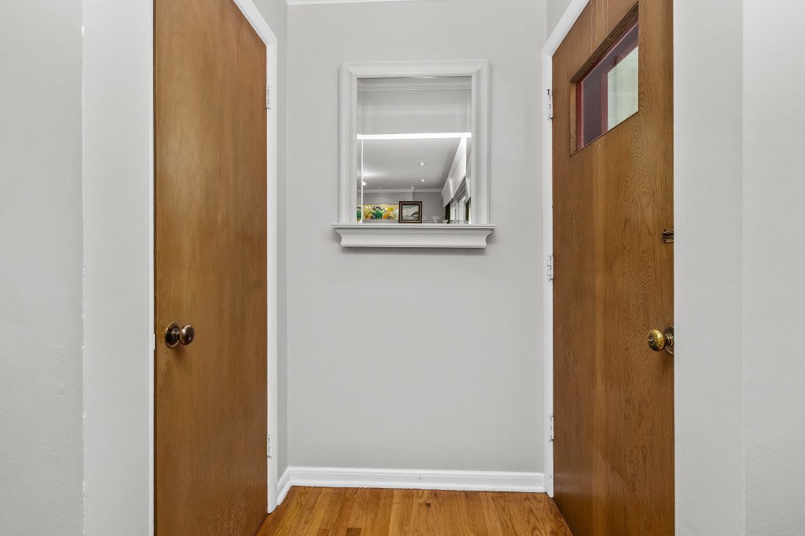 2761 Lincolnwood Drive Property Photo 2