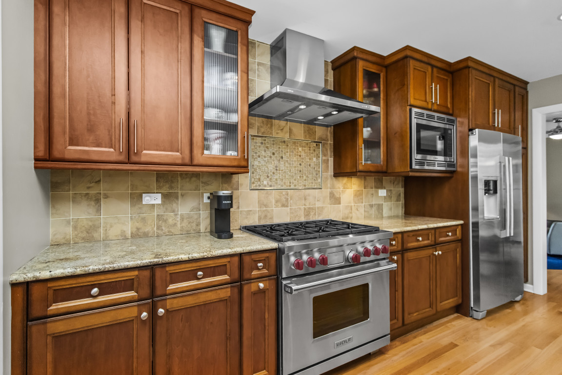 2761 Lincolnwood Drive Property Photo 11
