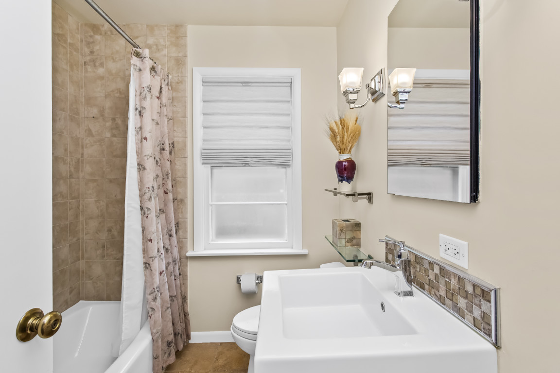 2761 Lincolnwood Drive Property Photo 23