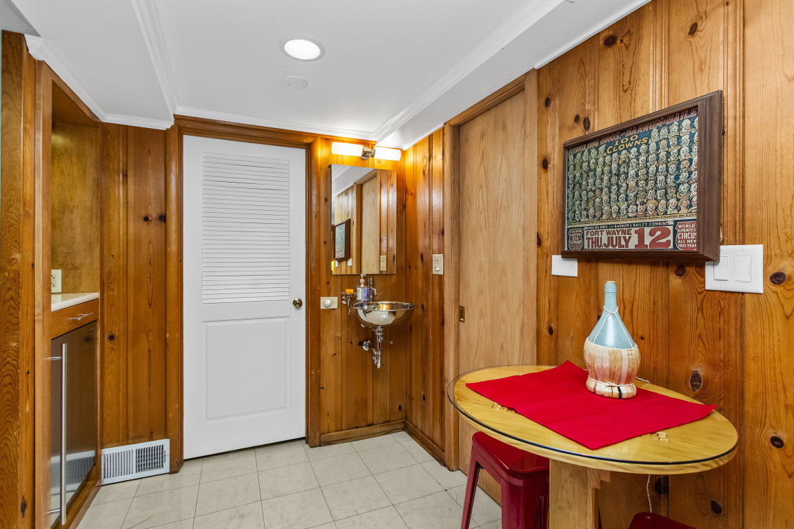 2761 Lincolnwood Drive Property Photo 24