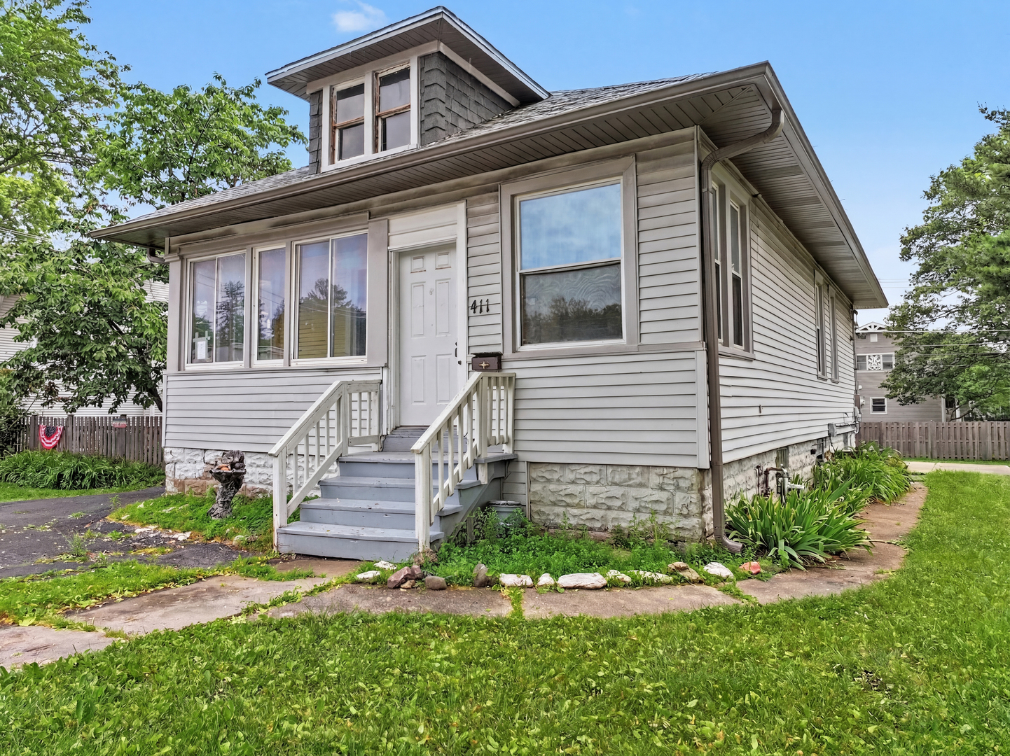 411 N Arlington Heights Road Property Photo 1