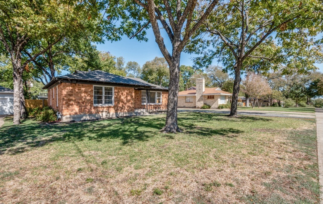 2433 Southwood Drive Property Photo 2