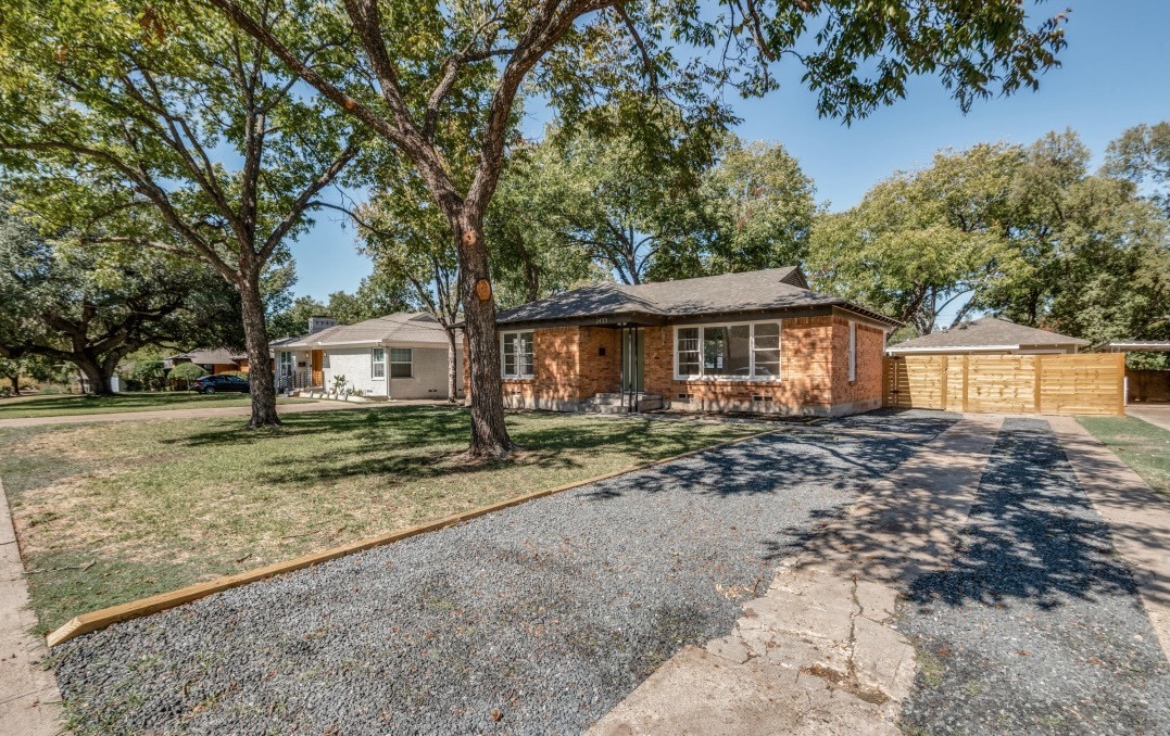 2433 Southwood Drive Property Photo 3
