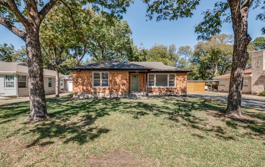 2433 Southwood Drive Property Photo 4