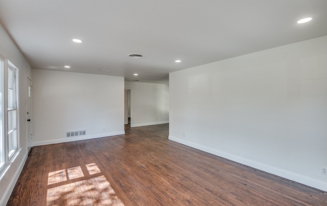 2433 Southwood Drive Property Photo 6