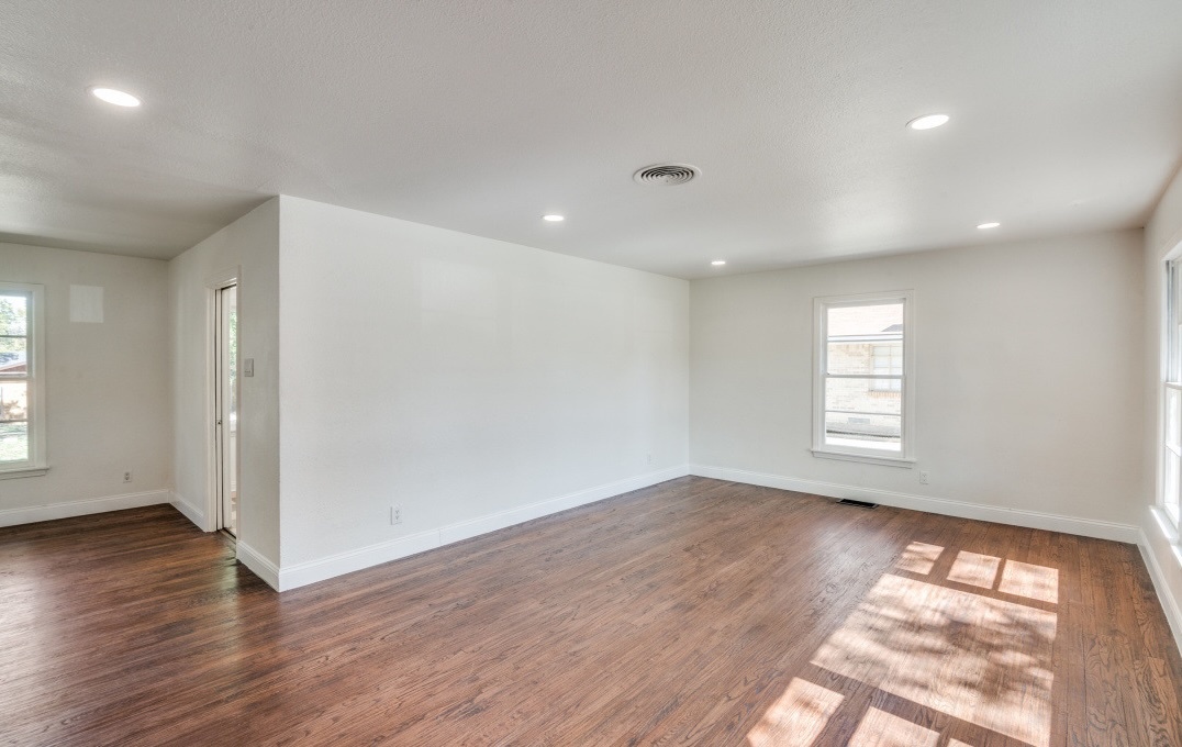 2433 Southwood Drive Property Photo 8