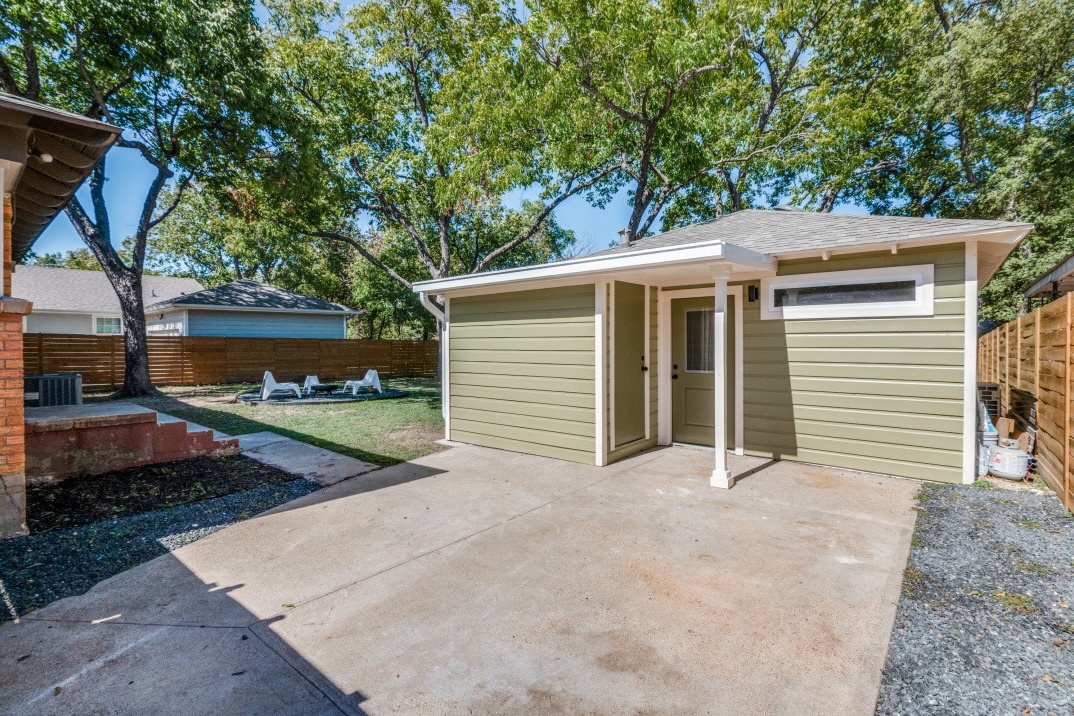 2433 Southwood Drive Property Photo 18