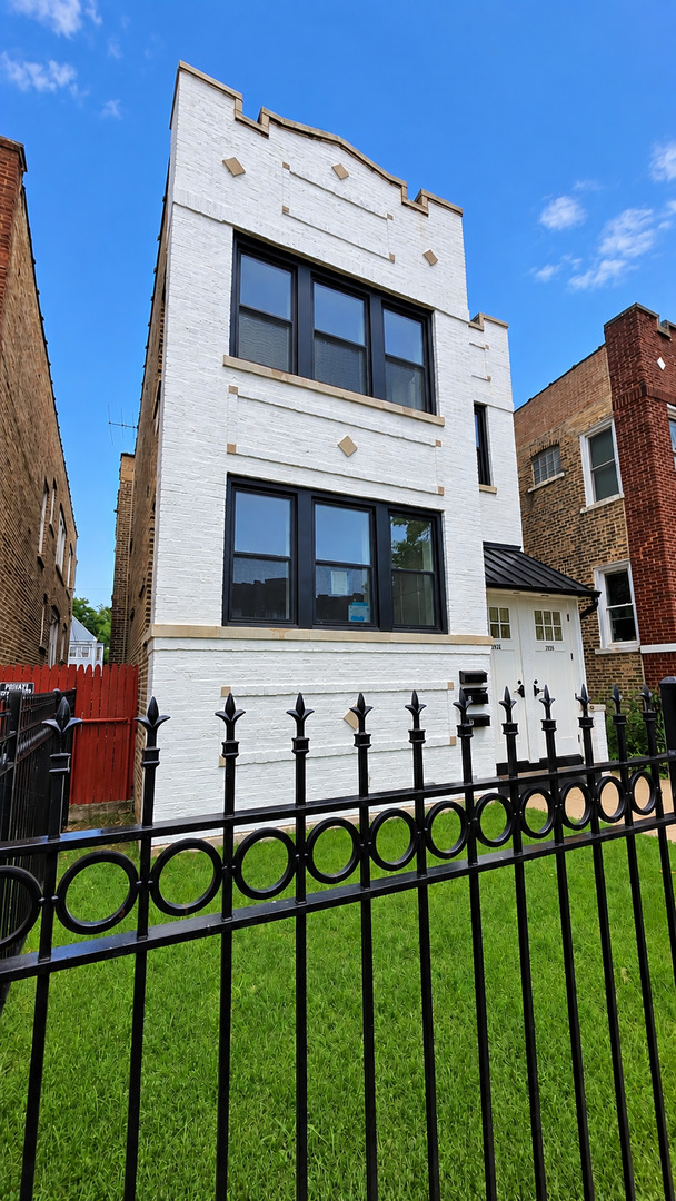 3225 N Kenneth Avenue B Property Photo 1